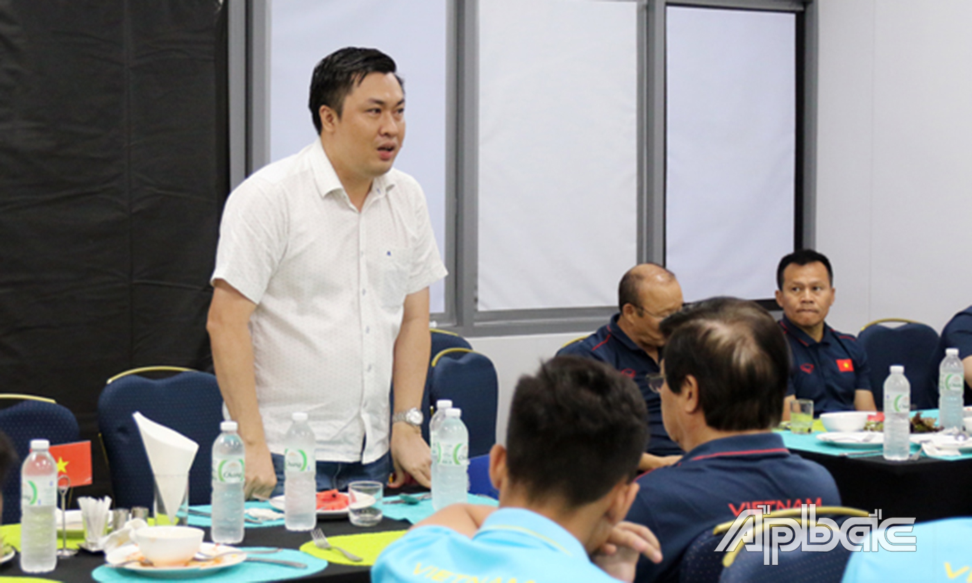 Phó chủ tịch VFF Cao Văn Chóng đã chuyển lời thăm hỏi, động viên của Chủ tịch VFF Lê Khánh Hải tới toàn đội.