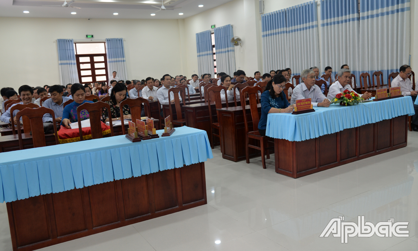 Đại diện lãnh đạo tỉnh và đông đủ học viên tham dự lễ bế giảng