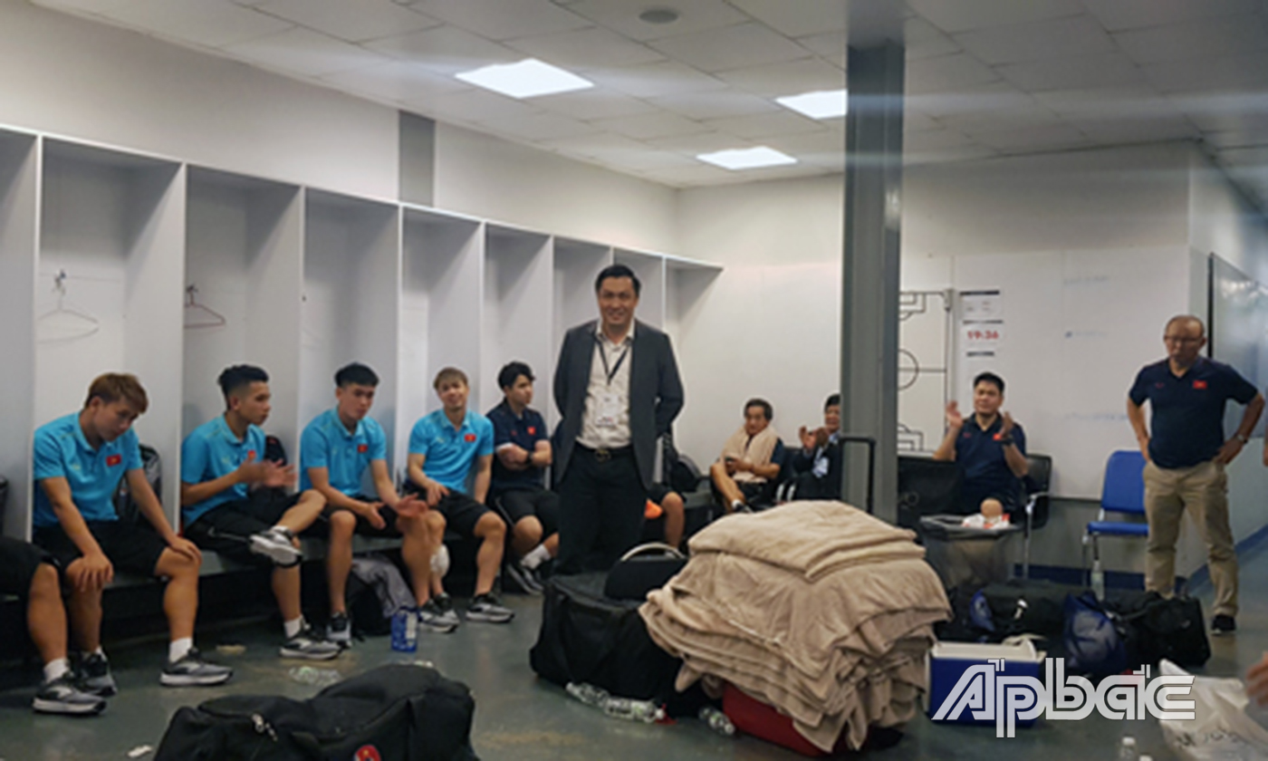 Phó chủ tịch VFF Cao Văn Chóng chúc mừng đội tuyển sau trận đấu và gửi lời khen ngợi, động viên của Chủ tịch VFF Lê Khánh Hải tới thầy trò HLV Park Hang-seo.