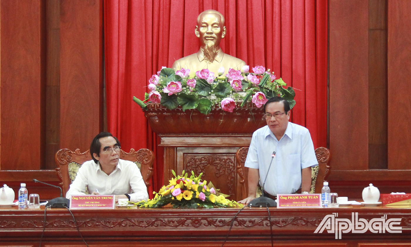 Phó Chủ tịch UBND tỉnh Tiền Giang Phạm Anh Tuấn phát biểu tại buổi làm việc.