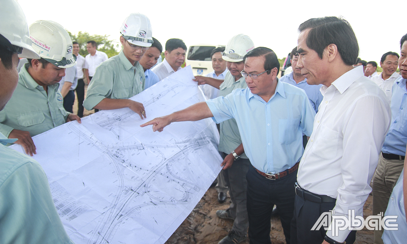 Đoàn công tác đến khảo sát thực tế tại Dự án đường Cao tốc Trung Lương - Mỹ Thuận (nút giao Thân Cửu Nghĩa, huyện Châu Thành).