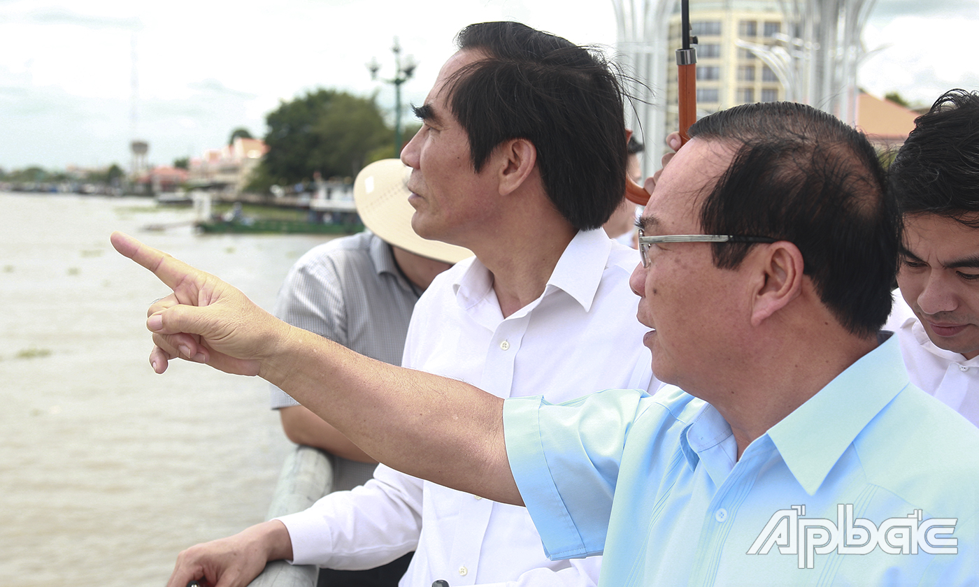 Đoàn công tác đến khảo sát thực tế tại Dự án bờ kè phường  (TP. Mỹ Tho)