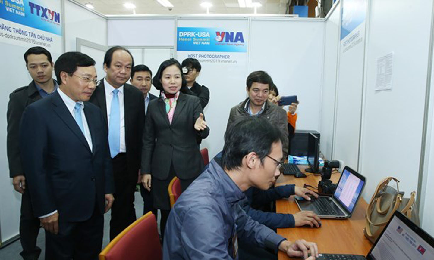 Phóng viên TTXVN tác nghiệp tại sự kiện Hội nghị Thượng đỉnh Mỹ-Triều Tiền lần hai ở Hà Nội. (Nguồn: TTXVN)