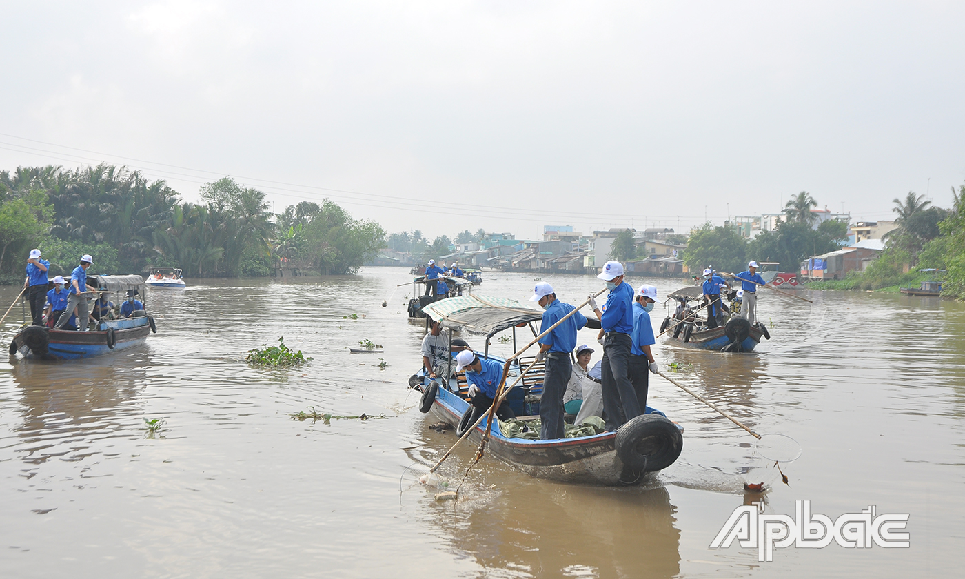 Đoàn viên ra quân vớt rác trên sông Bảo Định.