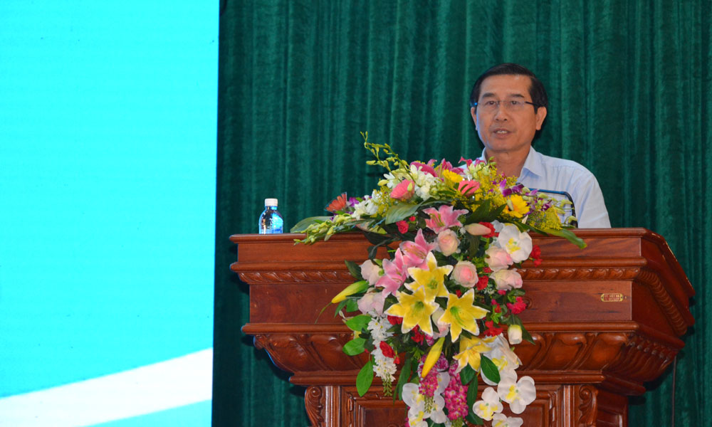 Chủ tịch UBND tỉnh Lê Văn Hưởng phát biểu tại hội nghị.