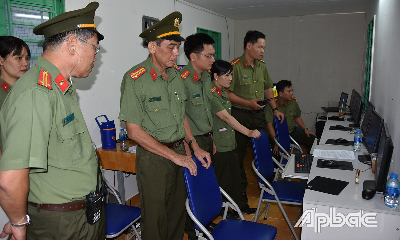 Cán bộ Phòng Tham mưu, Công an tỉnh triển khai công tác nghiệp vụ bảo đảm ANTT lễ hội âm nhạc  mừng xuân 2019. 			Ảnh: THANH VIỆT