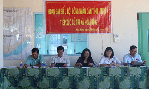 Tiếp xúc cử tri ở xã Hòa Hưng, huyện Cái Bè. 