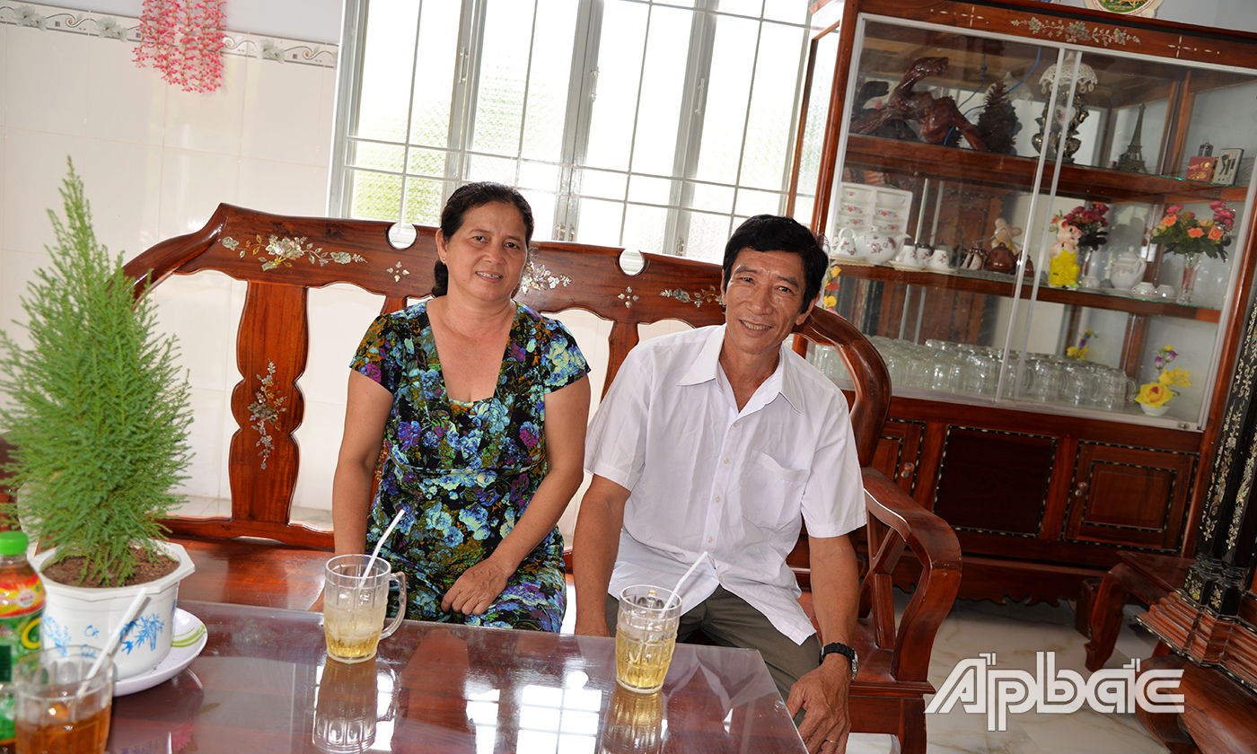 Vợ chồng chú Nghĩa và cô Thanh bên ngôi nhà  khang trang vừa mới xây xong.
