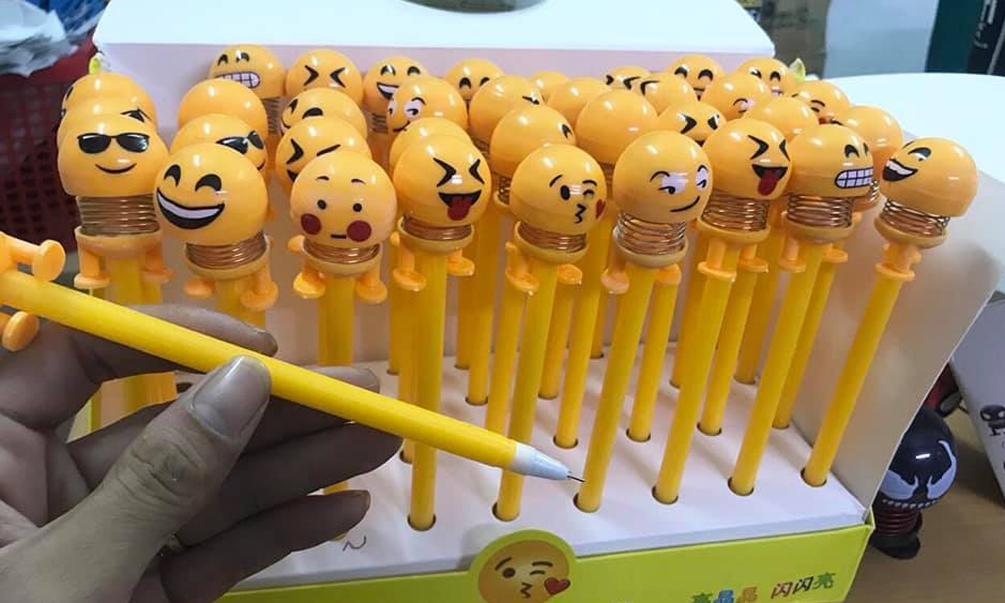 Mặt cười lò xo được thiết kế trên đầu cây bút bi, tạo cảm giác vui nhộn và thú vị.