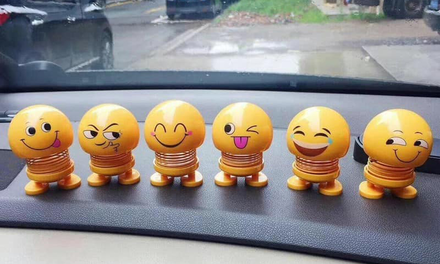 Lò xo mặt cười được nhiều người trang trí trên ô tô.