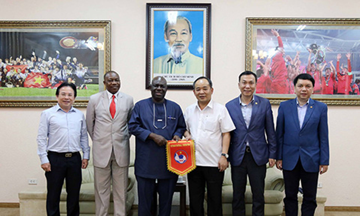 Đại sứ đặc mệnh toàn quyền Nigeria Francis Efeduma đến thăm và làm việc với Chủ tịch VFF Lê Khánh Hải 