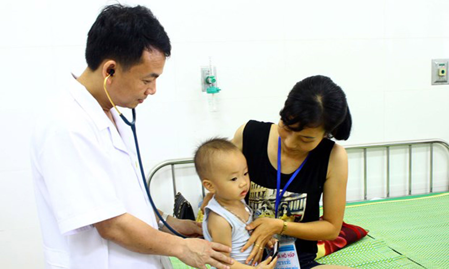 Các bác sỹ thăm khám cho bệnh nhi. (Ảnh: Tá Chuyên/TTXVN)