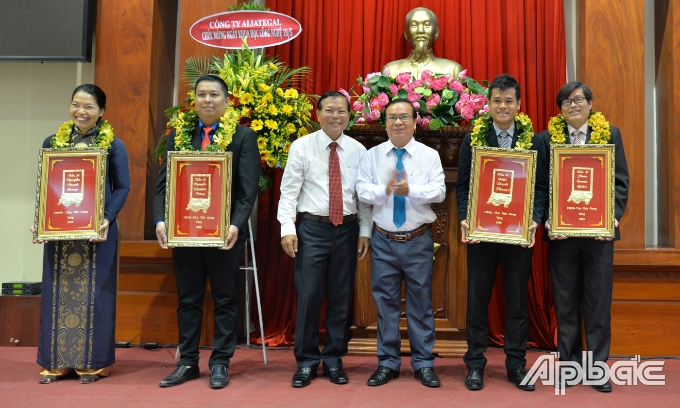 Tiến sĩ Phan Quang Chiêu (bìa phải) nhận vinh danh của UBND tỉnh
