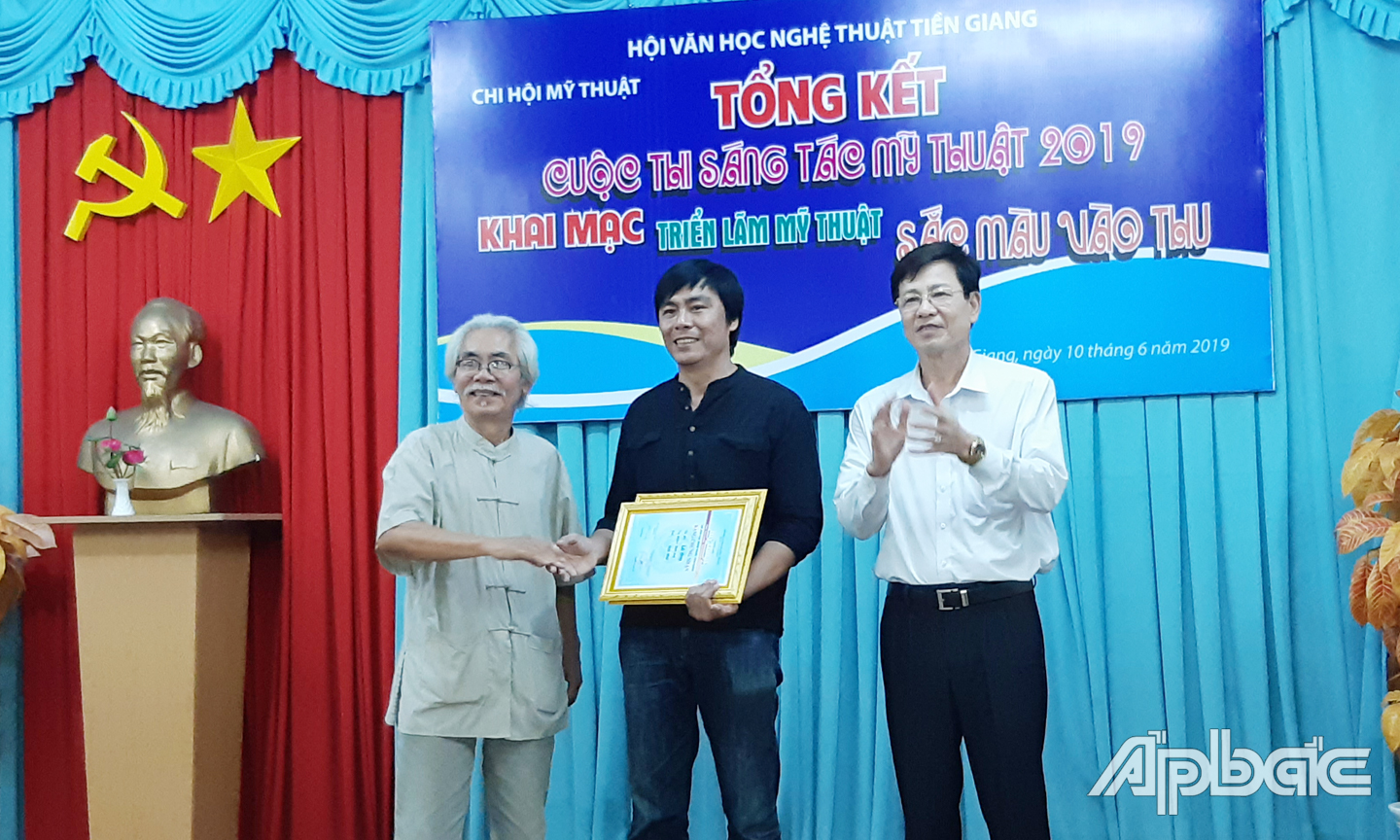 Ban Tổ chức trao giải Nhất cho tác giả Lê Duy.                                                                    Ảnh: trần thương nhiều