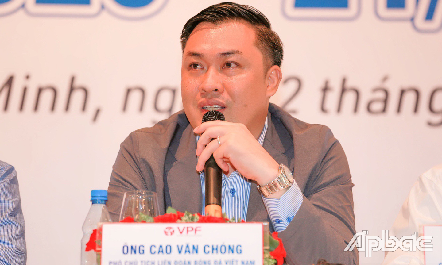 Ông Cao Văn Chóng trả lời phỏng vấn của các phóng viên