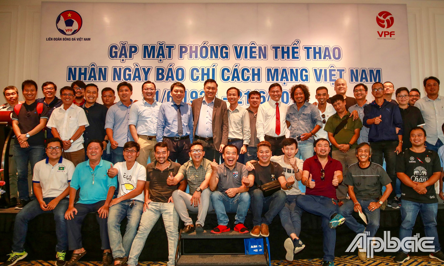 Lãnh đạo thể thao chụp ảnh lưu niệm cùng các nhà báo và phóng viên thể thao.
