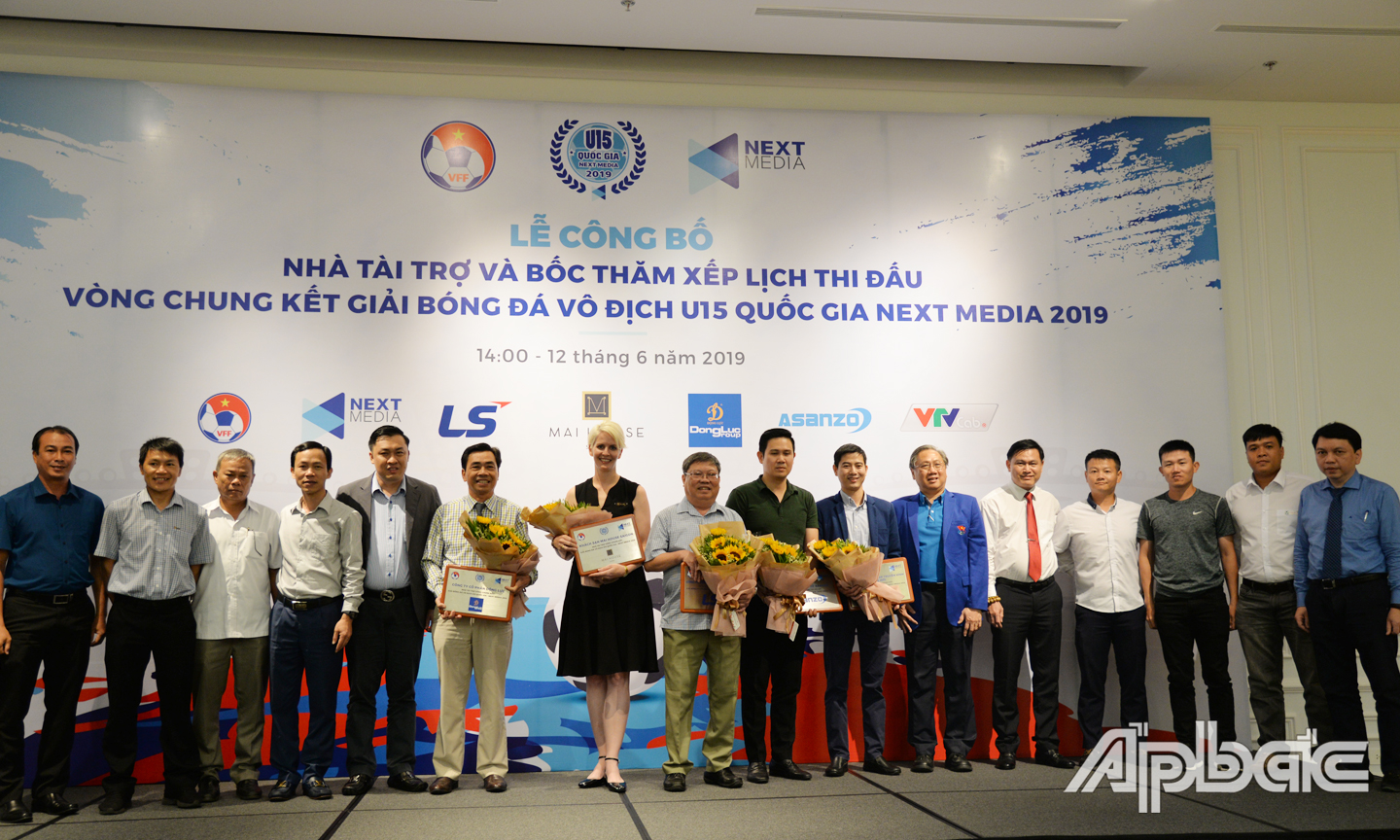 Lãnh đạo VFF và cùng các nhà tài trợ.