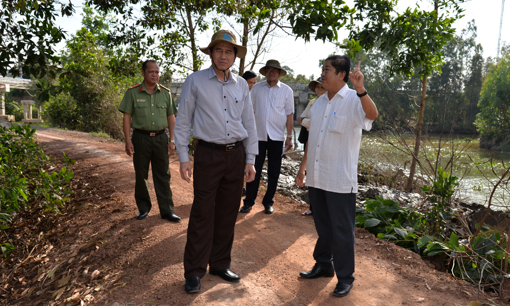 Chủ tịch UBND tỉnh trao đổi với lãnh đạo huyện Tân Phước về tuyến đường này.