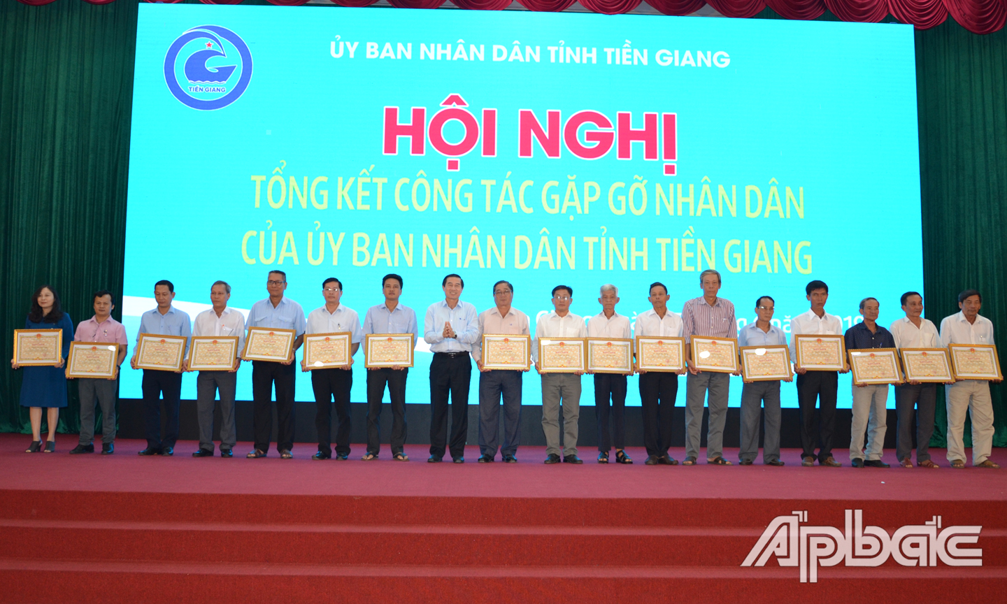 Đồng chí Lê Văn Hưởng trao tặng Bằng khen của UBND tỉnh cho các cá nhân tại Hội nghị tổng kết thực hiện bước 1 công tác gặp gỡ  nhân dân về Chỉ số PAPI.	                                                                                               Ảnh:  MINH THÀNH