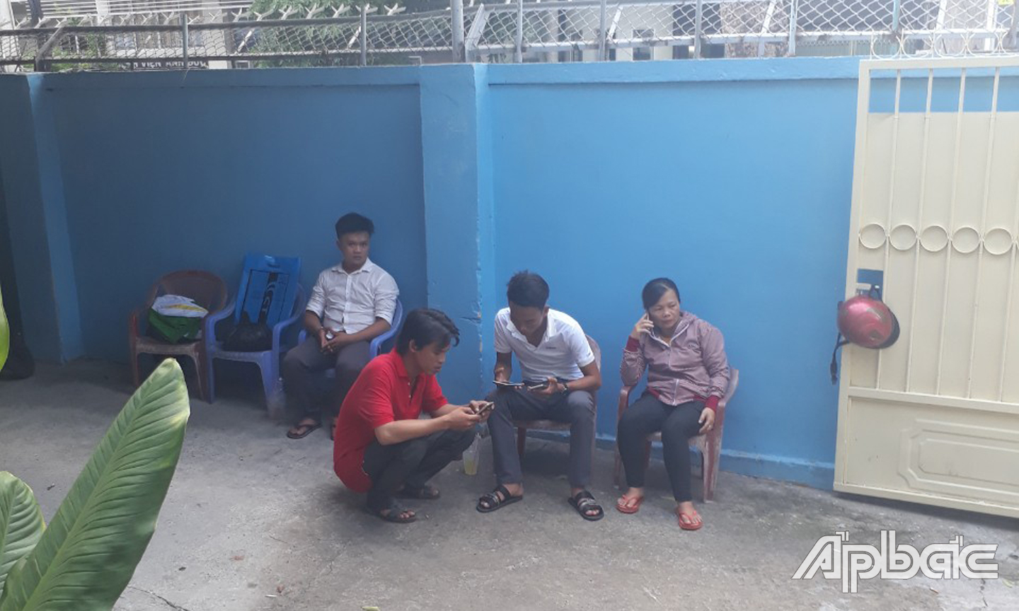 Người nhà nạn nhân ở bệnh viện đa khoa Tiền Giang.