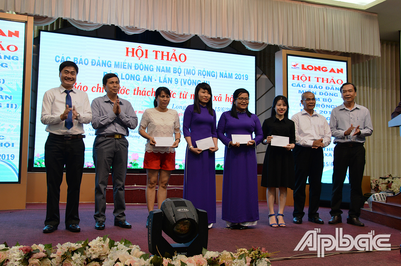 Trao giải cho các đơn vị tham gia giải bóng đá, bơi lội và thi hát karaoke trong khuôn khổ Chương trình họp mặt