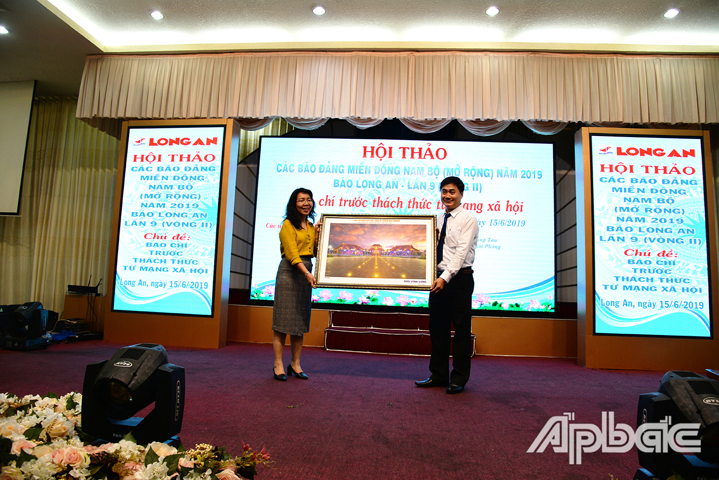 Các báo bạn trao quà lưu niệm cho Báo Long An