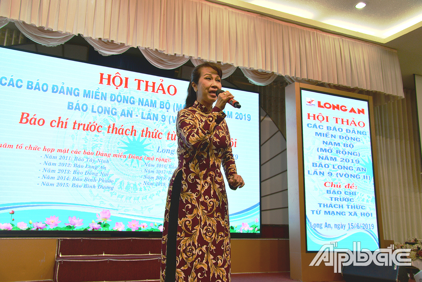 Ca sĩ Bích Phượng hát chào mừng Hội thảo