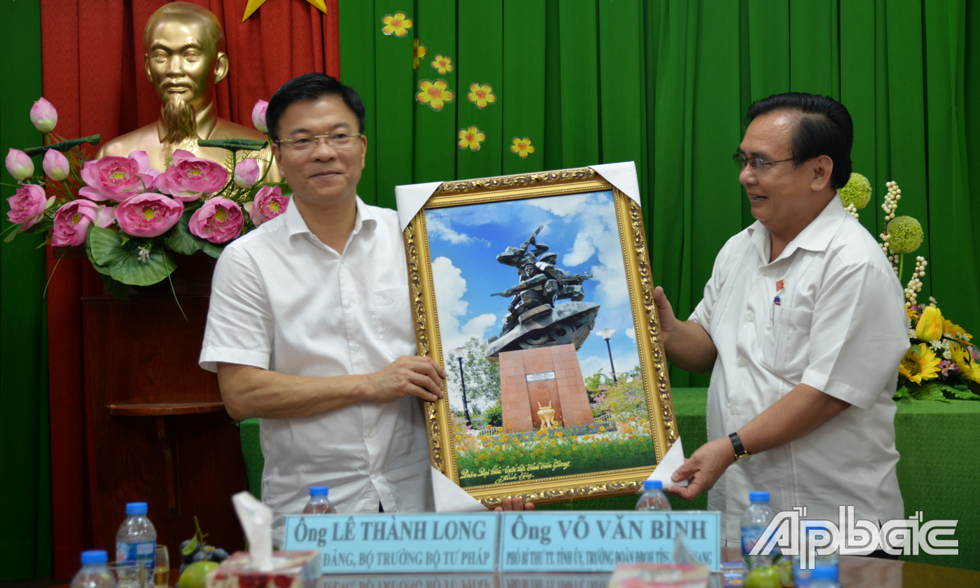  Đoàn ĐBQH tỉnh Tiền Giang tặng quà lưu niệm cho Bộ Tư pháp