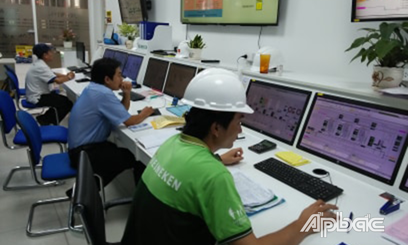 Công nhân Công ty TNHH Nhà máy Bia Heineken vận hành các thiết bị  trên máy tính.