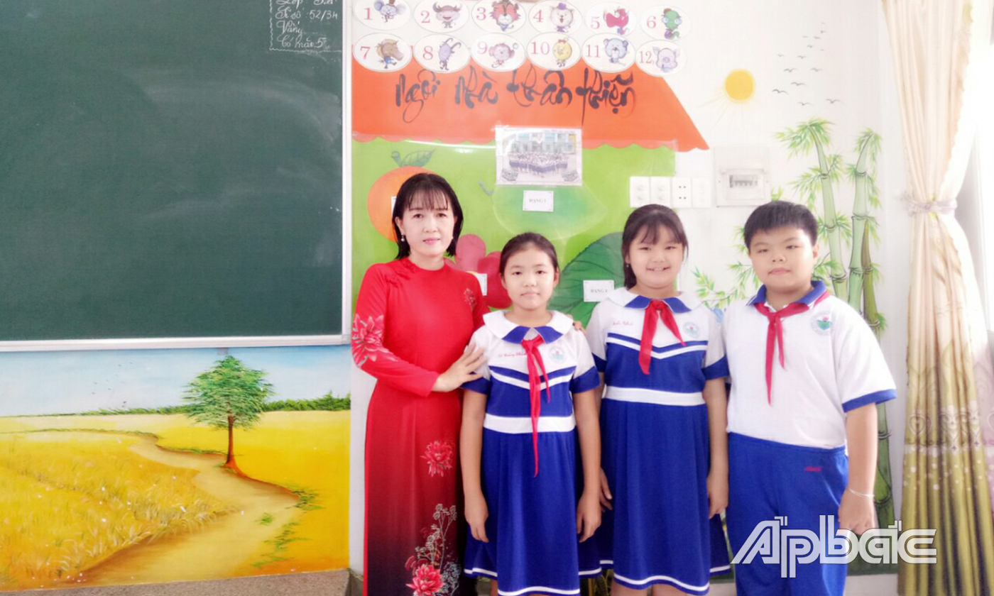 Cô Ngọc bên các học sinh của mình.