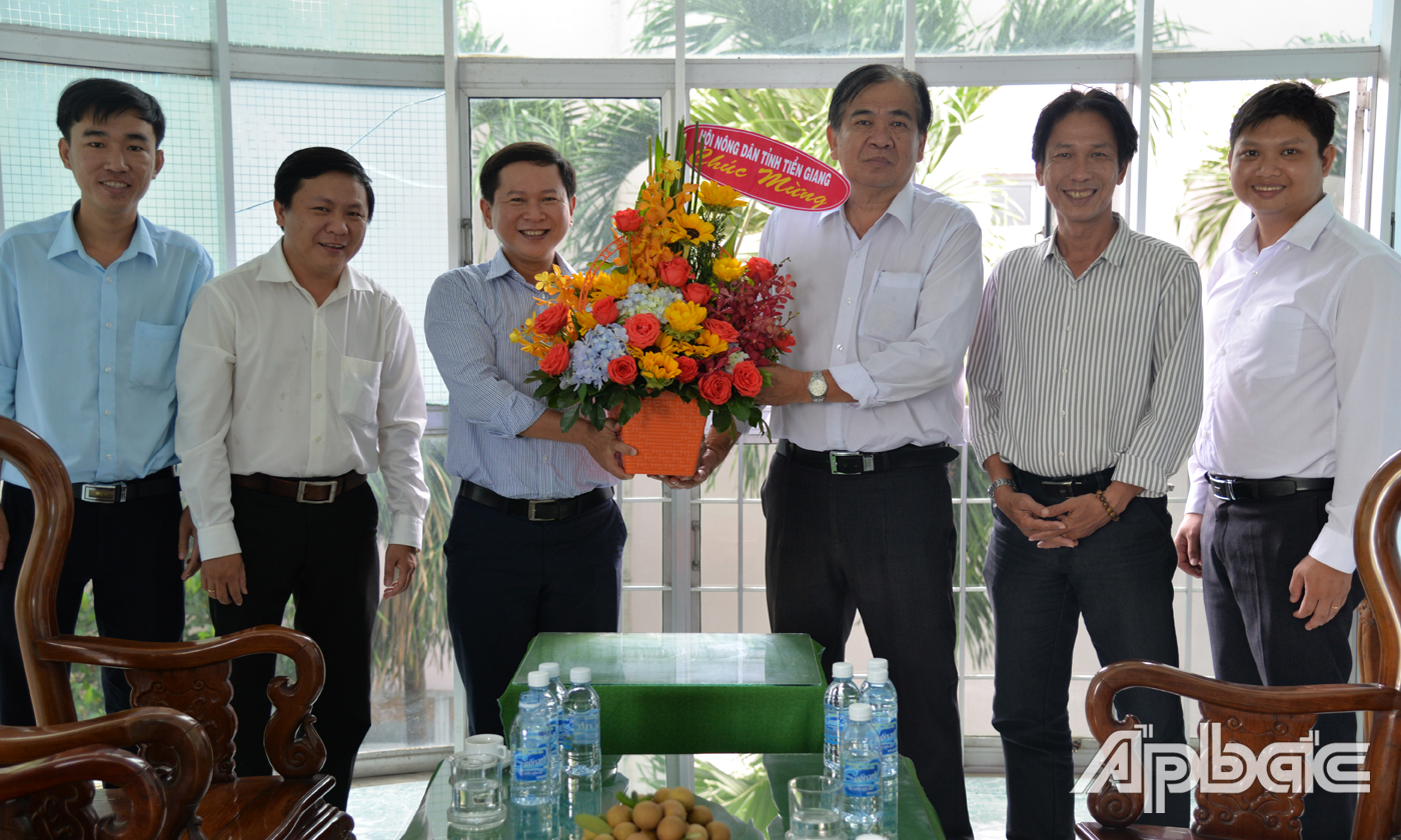 Chiều 18-6, đồng chí Tạ Minh Tâm, Phó Chủ tịch Hội Nông dân tỉnh đã đến tặng hoa chúc mừng Báo Ấp Bắc