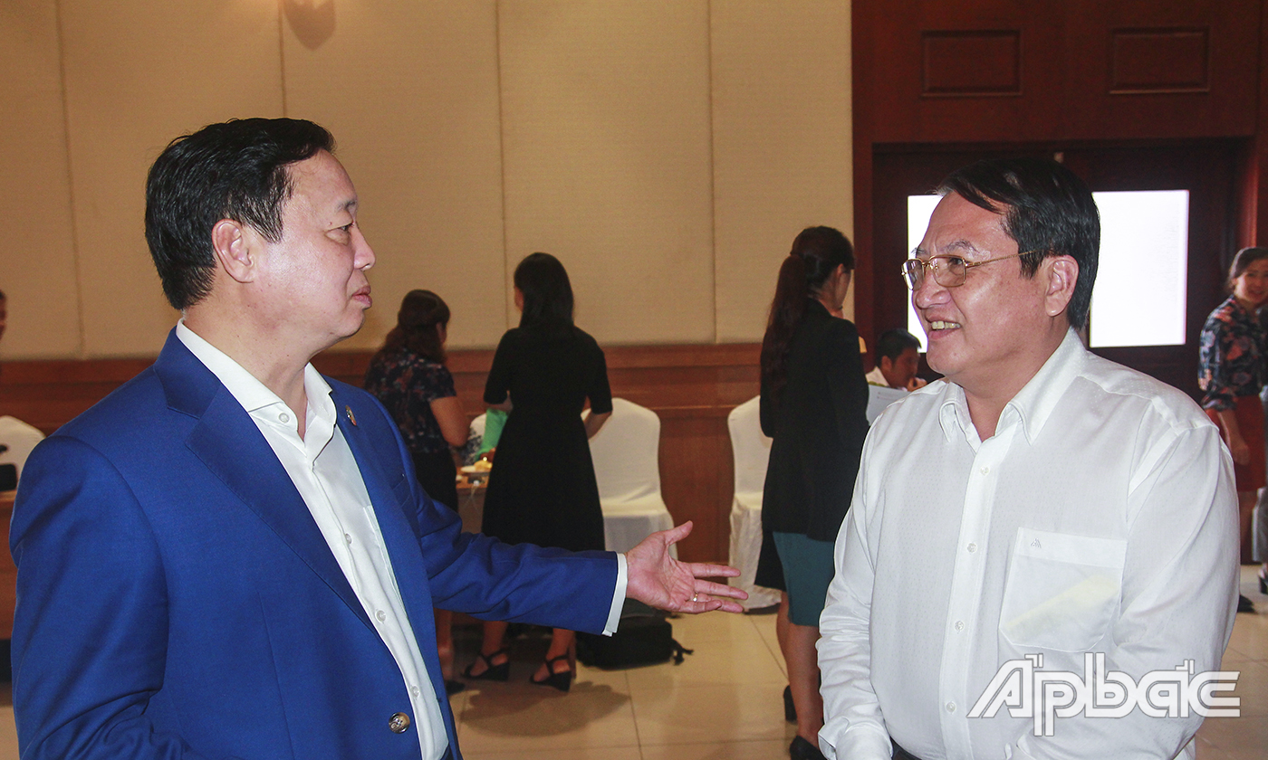 Bộ trưởng Bộ Tài nguyên và Môi trường, Chủ tịch Ủy ban sông Mê Công Việt Nam Trần Hồng Hà trao đổi với lãnh đạo Sở Tài nguyên và Môi trường Tiền Giang.