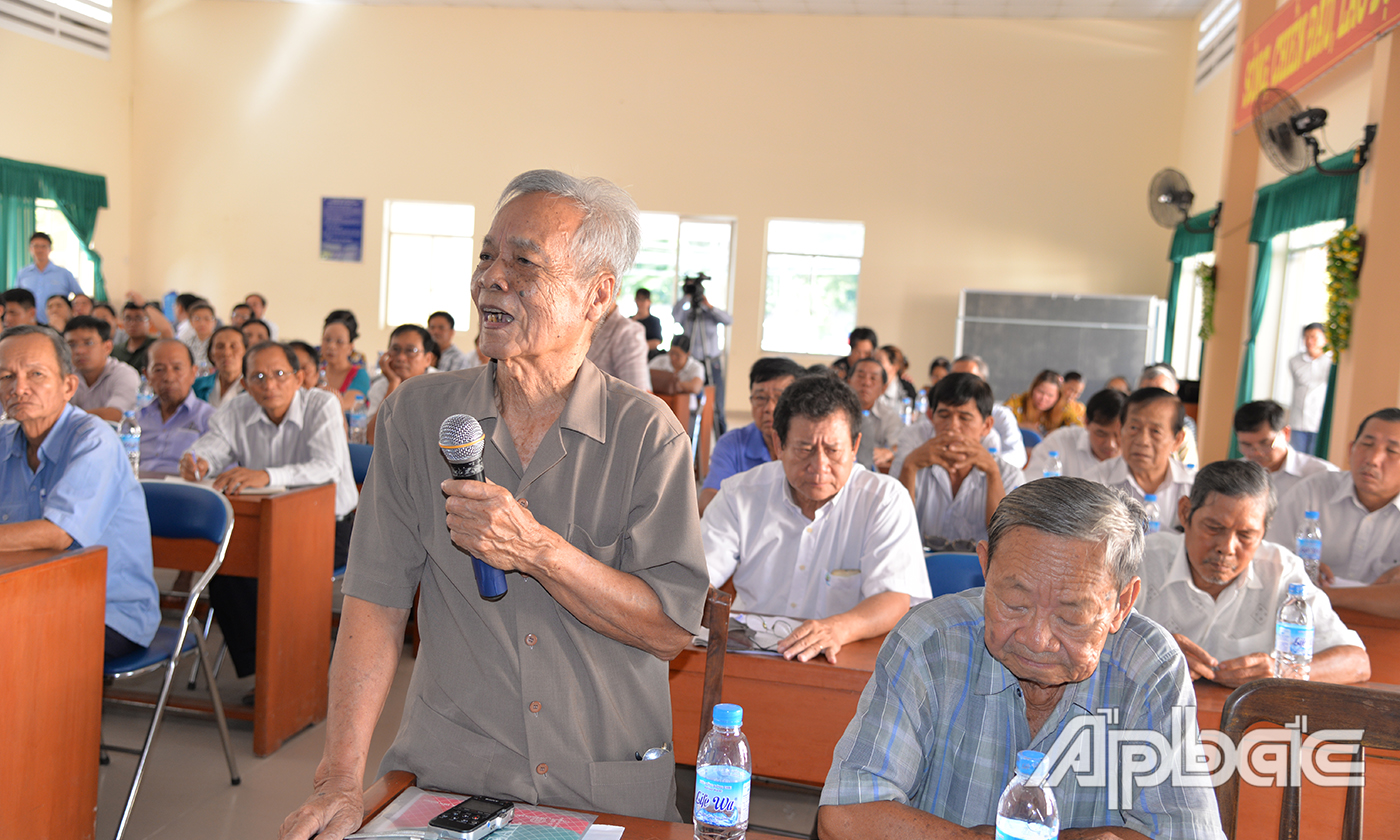 Cử tri xã Đạo Thạnh TP. Mỹ Tho phát biểu tại buổi tiếp xúc