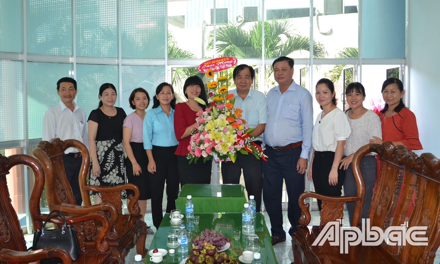 Thành ủy, UBND TP. Mỹ Tho thăm, tặng quả Báo Ấp Bắc.