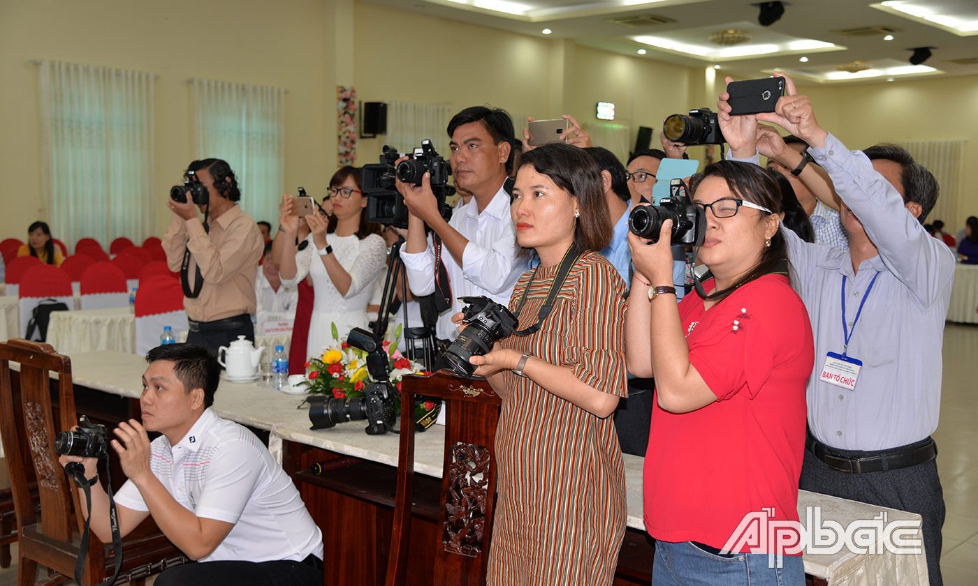 Nhà báo tác nghiệp.