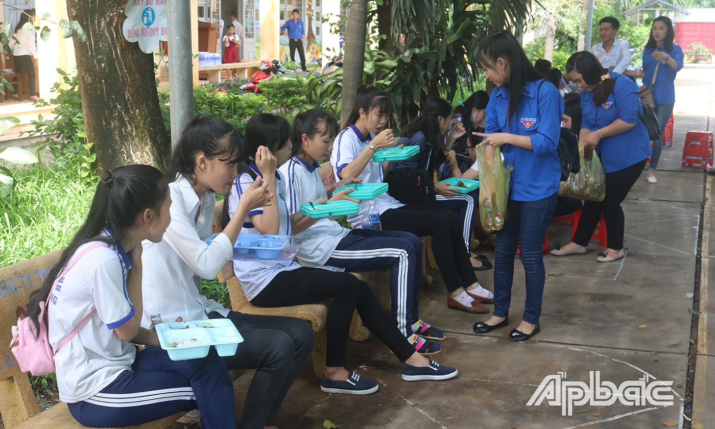 Chương trình “Tiếp sức  mùa thi”  năm 2019  tiếp tục  được triển khai thực hiện  với nhiều  hoạt động, trong đó có  hỗ trợ  các suất cơm  cho TS. 