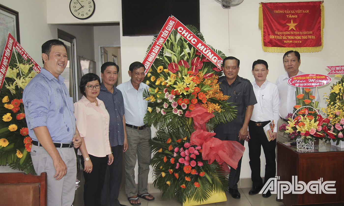 Đồng chí Lê Văn Nghĩa tặng hoa, chúc mừng Cơ quan thường trú Báo Nhân dân (ảnh trên) và Thông tấn xã Việt Nam tại Tiền Giang (ảnh dưới).