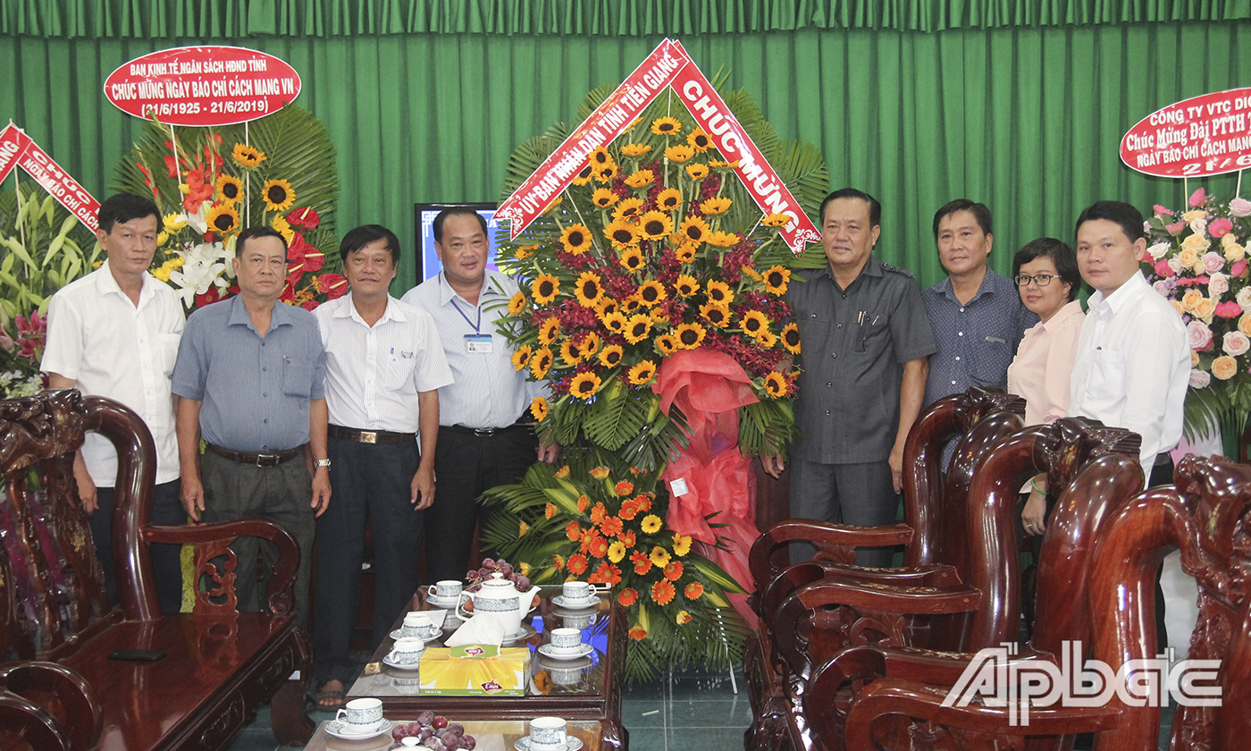 Đồng chí Lê Văn Nghĩa tặng hoa, chúc mừng Đài Phát thanh - Truyền hình tỉnh Tiền Giang.