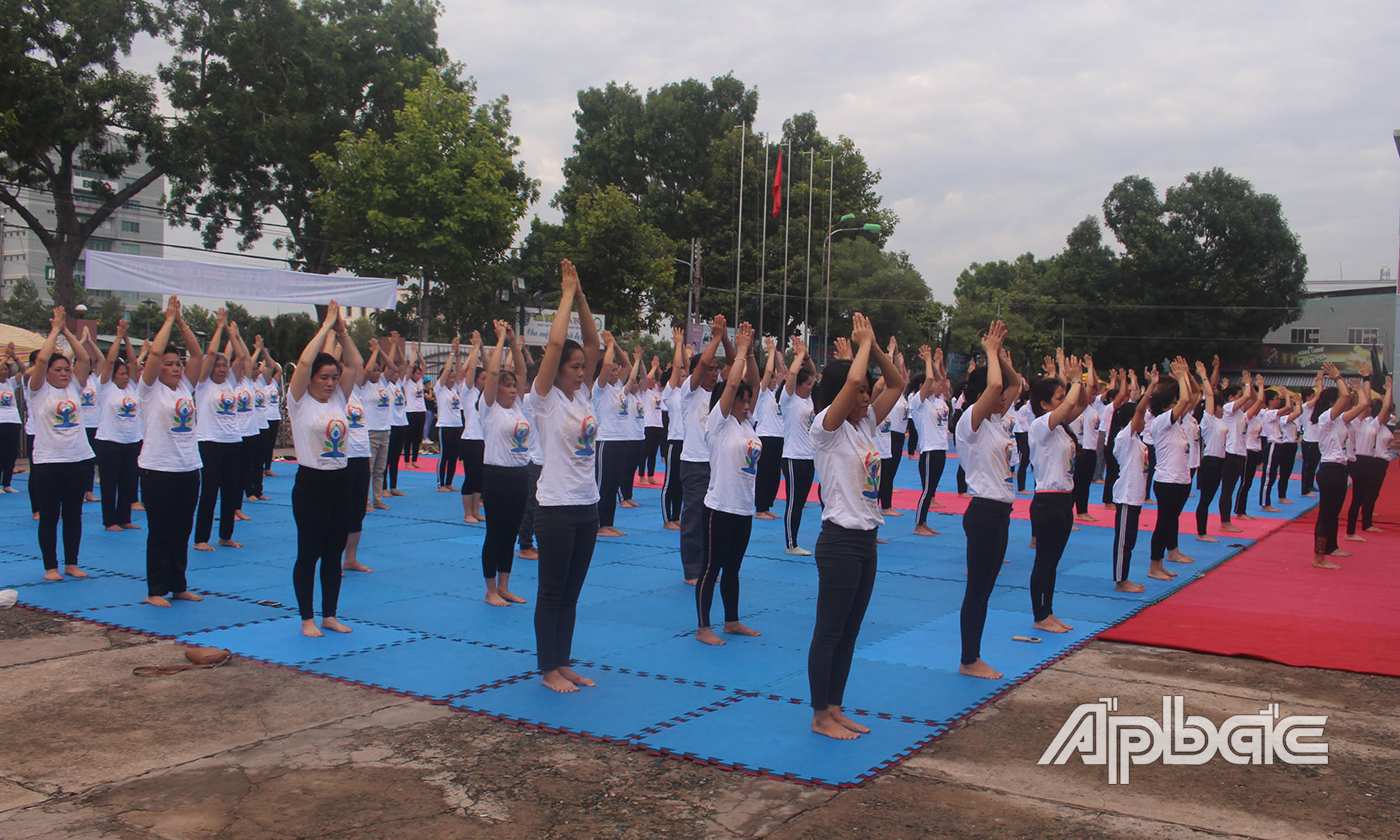 Đồng diễn Yoga.