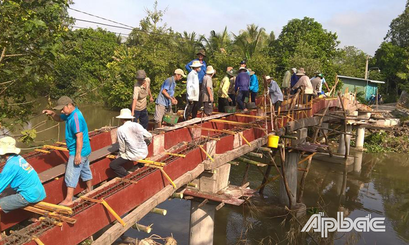 Xây dựng cầu kinh xã Mỹ Tân.