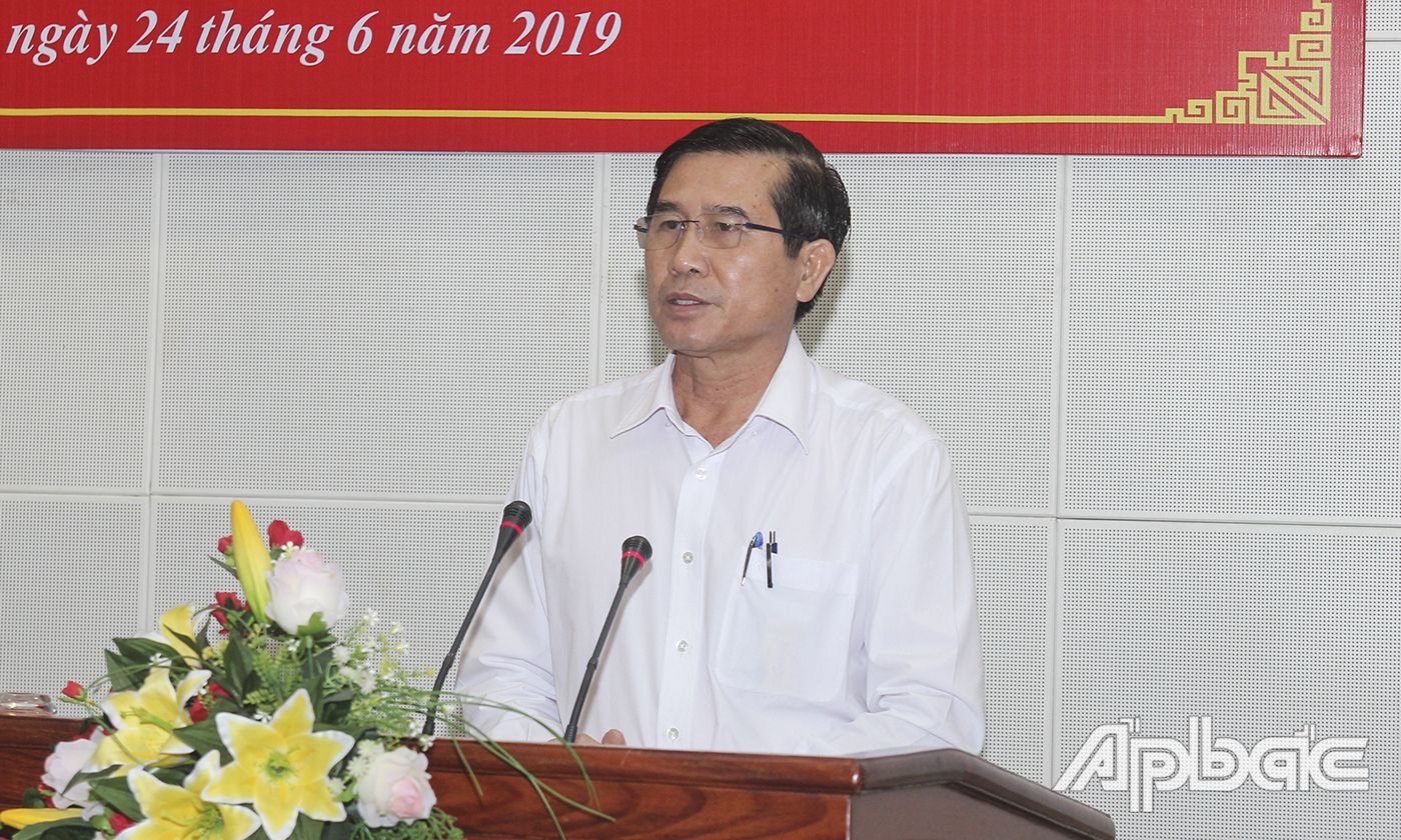 Đồng chí Lê Văn Hưởng phát biểu tại Hội nghị.