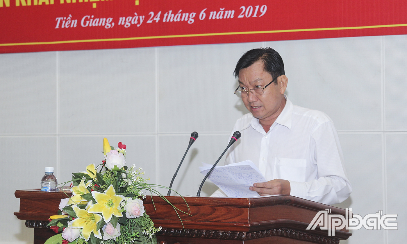 Giám đốc Sở Giao thông vận tải, Phó Trưởng Ban thường trực Ban ATGT tỉnh Tiền Giang Trần Văn Bon phát biểu tại Hội nghị.