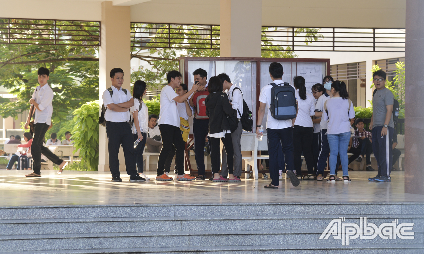 Thí sinh tại điểm thi Trường THPT Chuyên Tiền Giang trao đổi trước khi vào phòng thi.