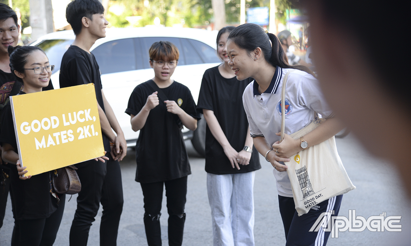 Thí sinh hào hứng khi nhận được những lời chúc của tình nguyện viên Tiếp sức mùa thi.