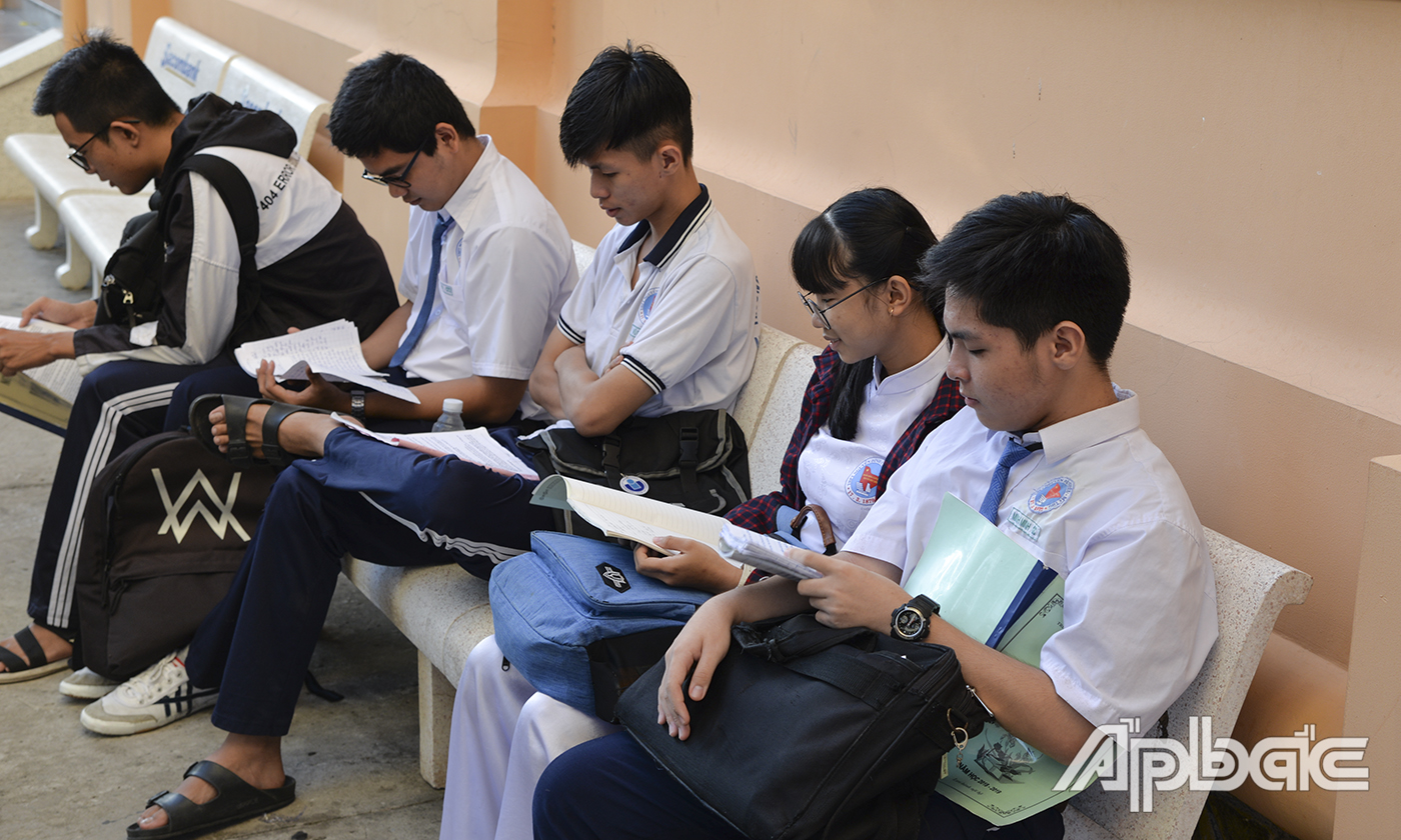 Các thi sinh tranh thủ ôn bài trước khi vào phòng thi.