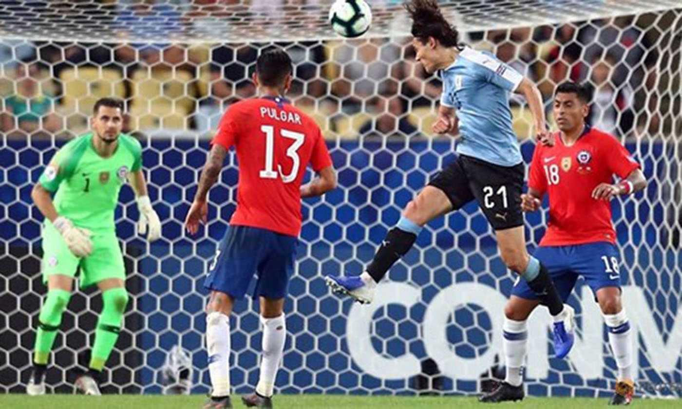 Edinson Cavani với pha đánh đầu ghi bàn quan trọng cho Uruguay. Ảnh: Getty Images