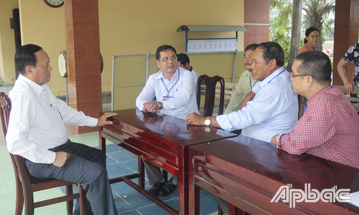 Điểm thi Trường THPT Chợ Gạo ( bìa phải) báo cáo nhanh tình hình buổi thi đầu tiên với đoàn công tác.