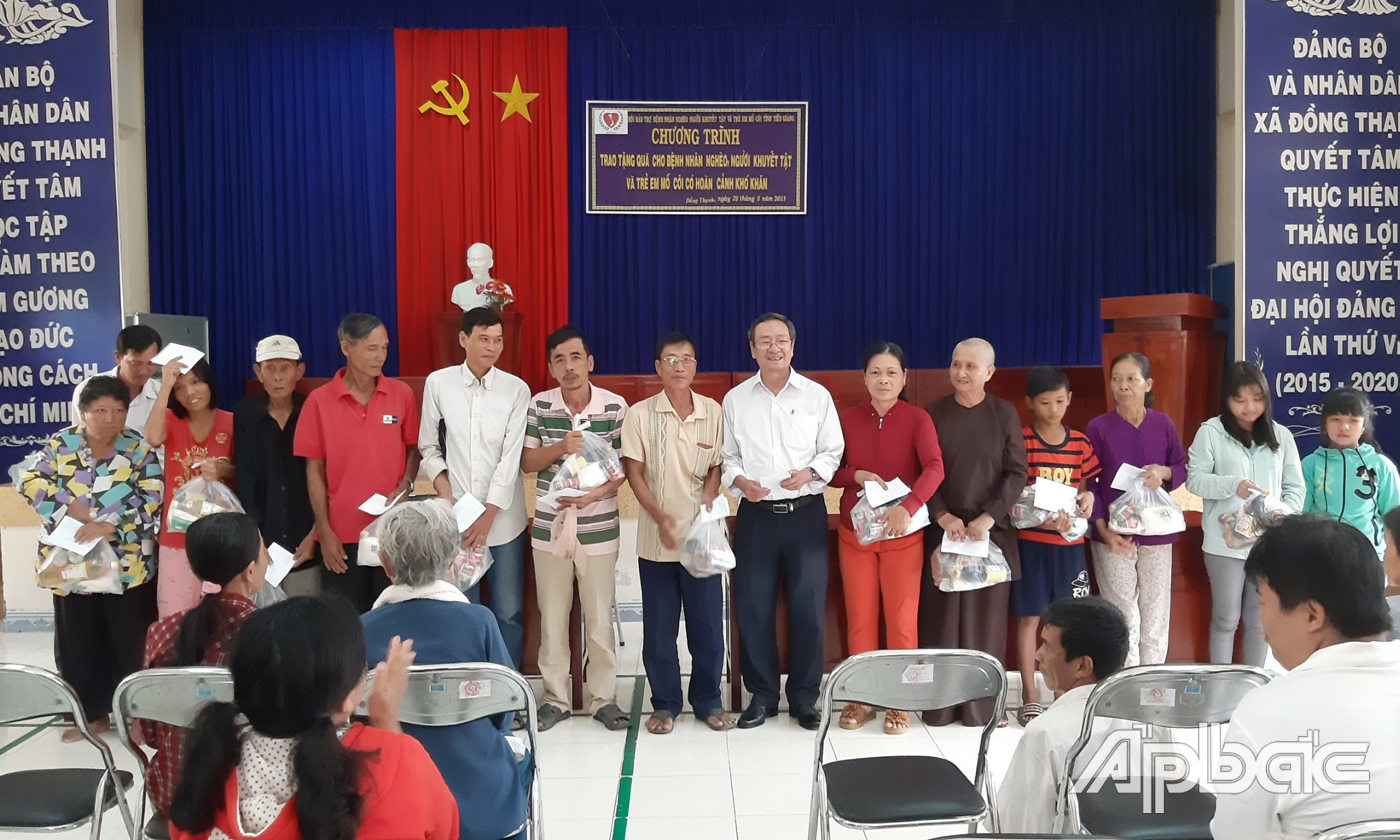 Chủ tịch Hội Bảo trợ Phan Văn Hà trao quà