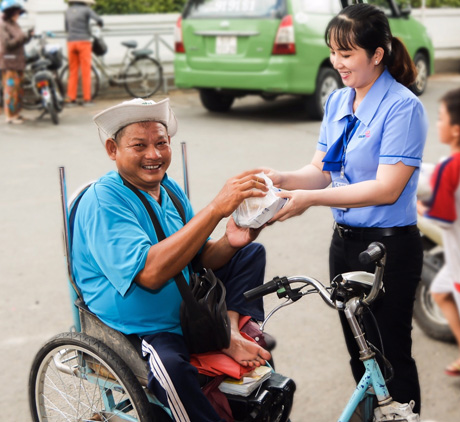 Tặng cơm cho các gia đình có hoàn cảnh khó khăn.