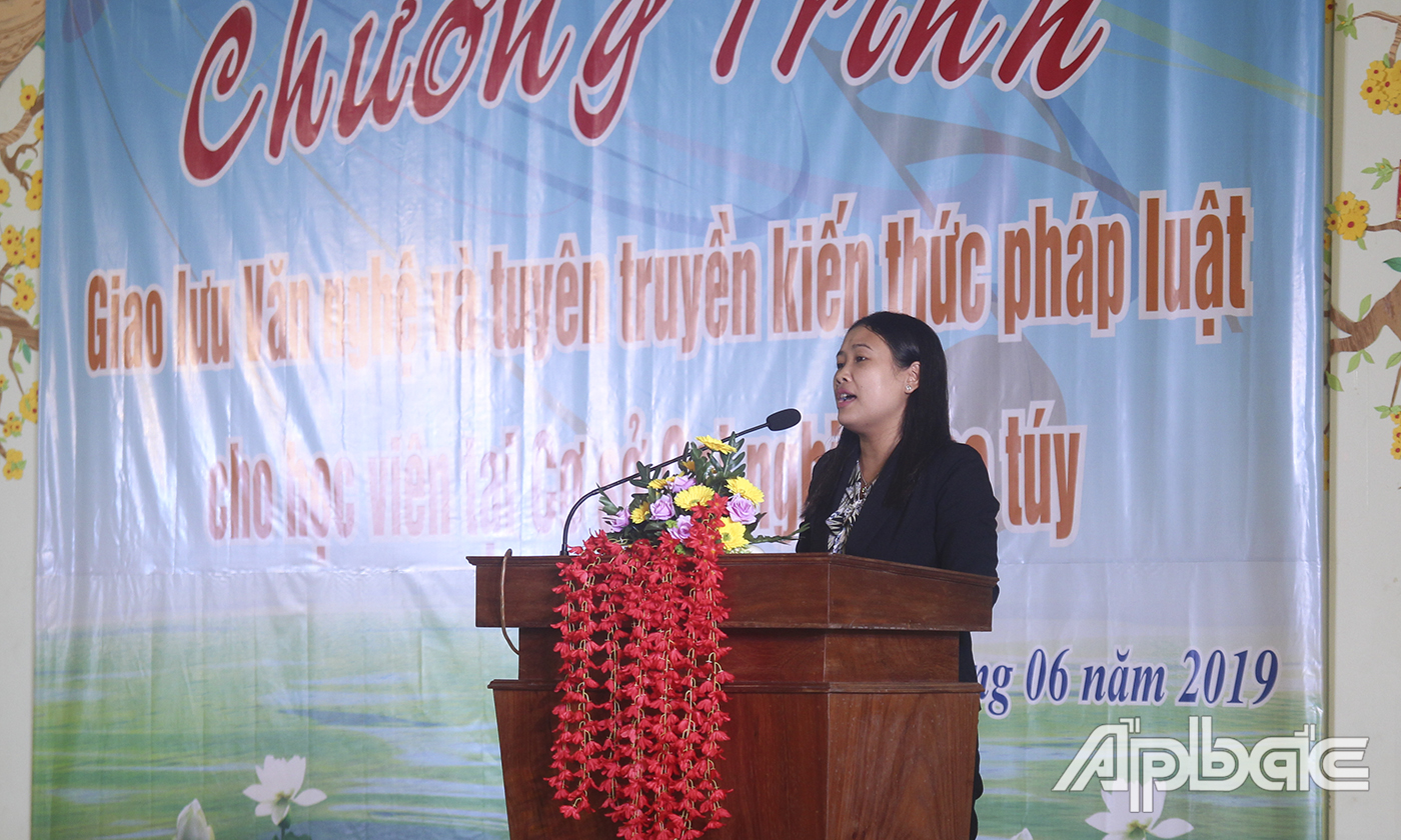 Đại diện Phòng Phổ biến pháp luật và quản lý vi phạm hành chính (thuộc Sở Tư Pháp) tuyên truyền Quy định của pháp luật về công tác phòng, chống và cai nghiện ma túy.